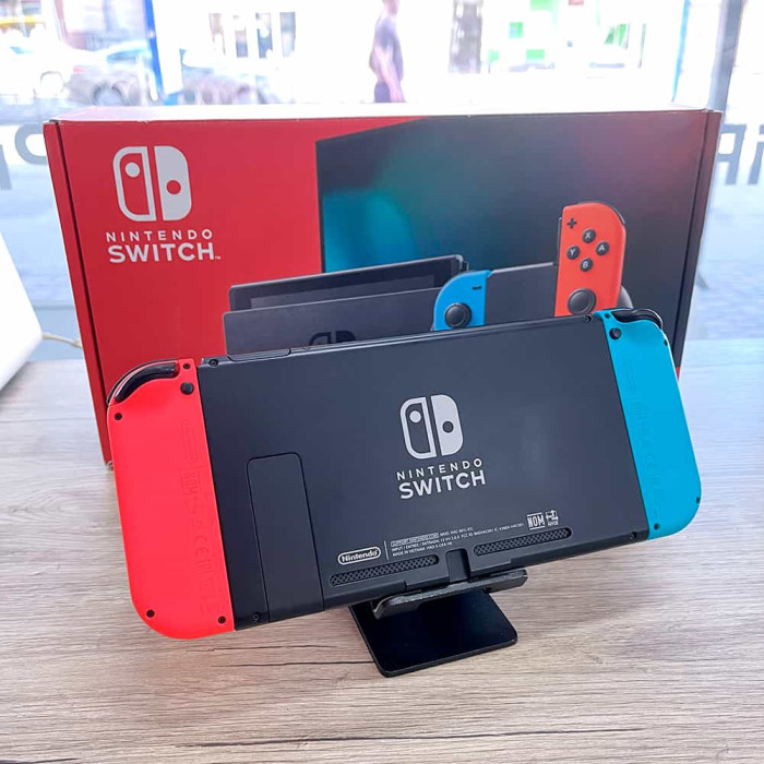 Портативна ігрова приставка - Nintendo Switch with Neon Blue and Neon Red Joy-Con (V2), Як новий
