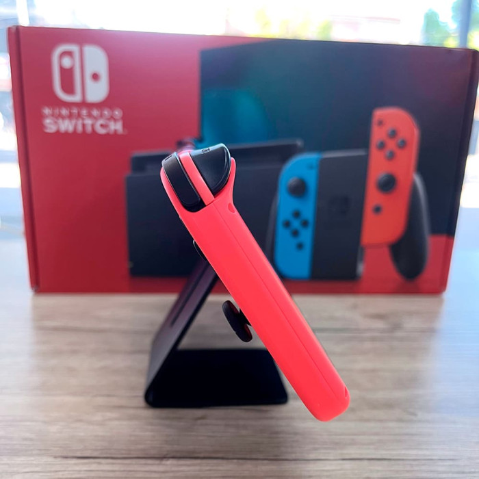 Портативна ігрова приставка - Nintendo Switch with Neon Blue and Neon Red Joy-Con (V2), Як новий