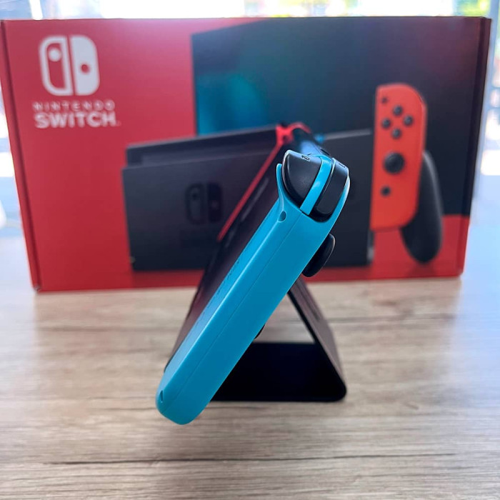 Портативна ігрова приставка - Nintendo Switch with Neon Blue and Neon Red Joy-Con (V2), Як новий