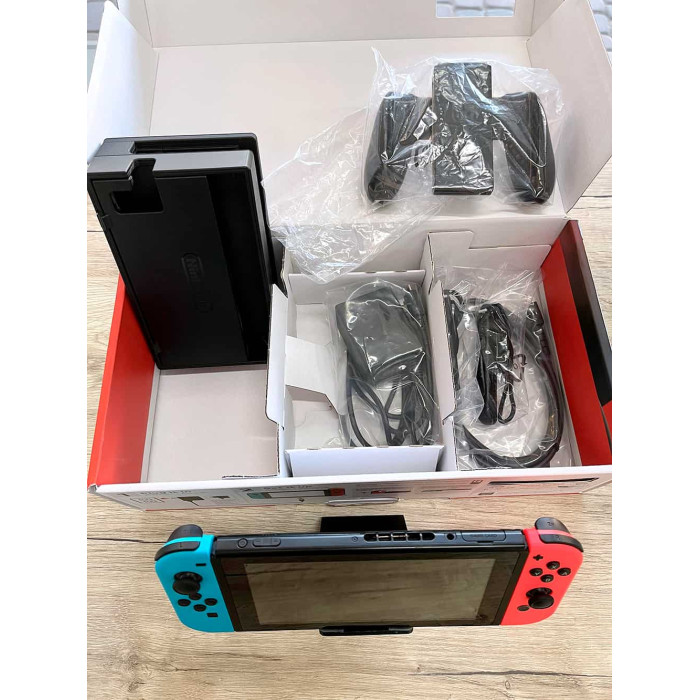 Портативна ігрова приставка - Nintendo Switch with Neon Blue and Neon Red Joy-Con (V2), Як новий